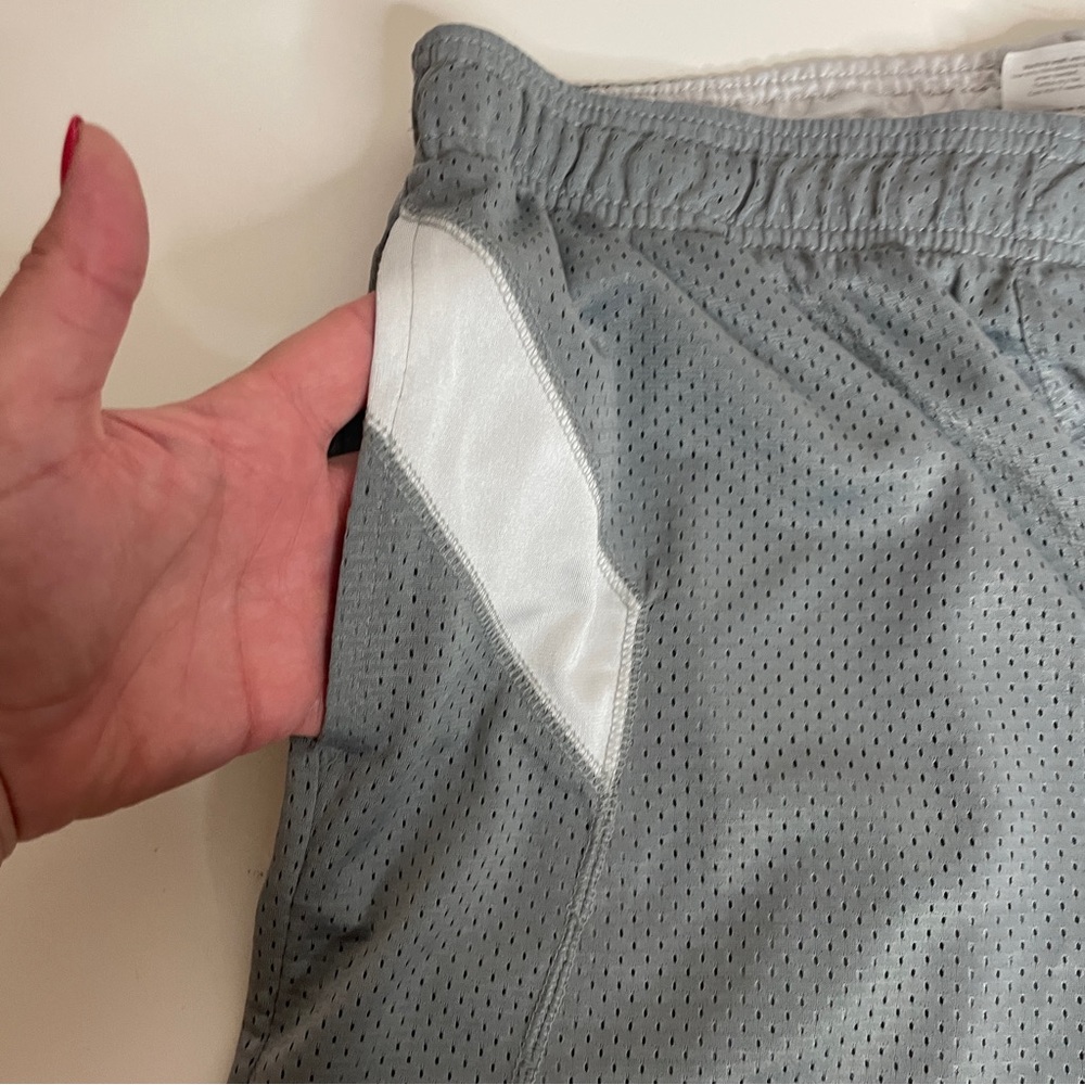 Reebok Size M Mens Athletic Basketball Training Shorts Pockets Drawstring Gray - Picture 4 of 8